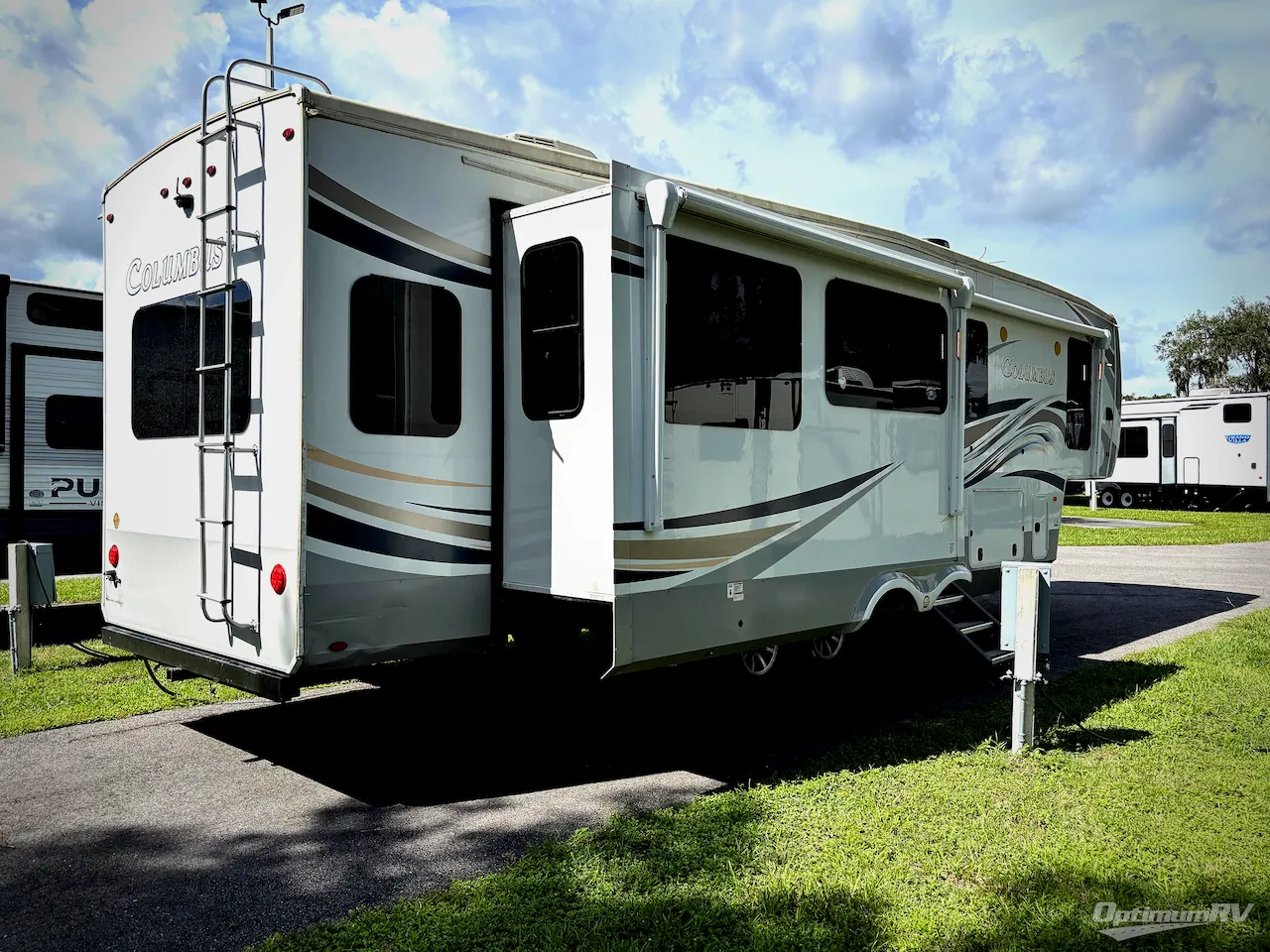 2020 Palomino Columbus 329DV dealer photo 2 from Optimum RV
