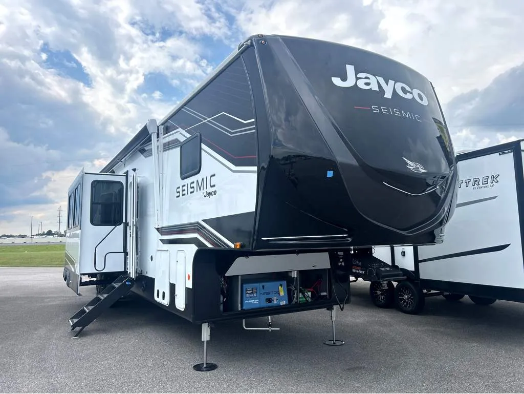 2026 Jayco Seismic 395 - Photo 2