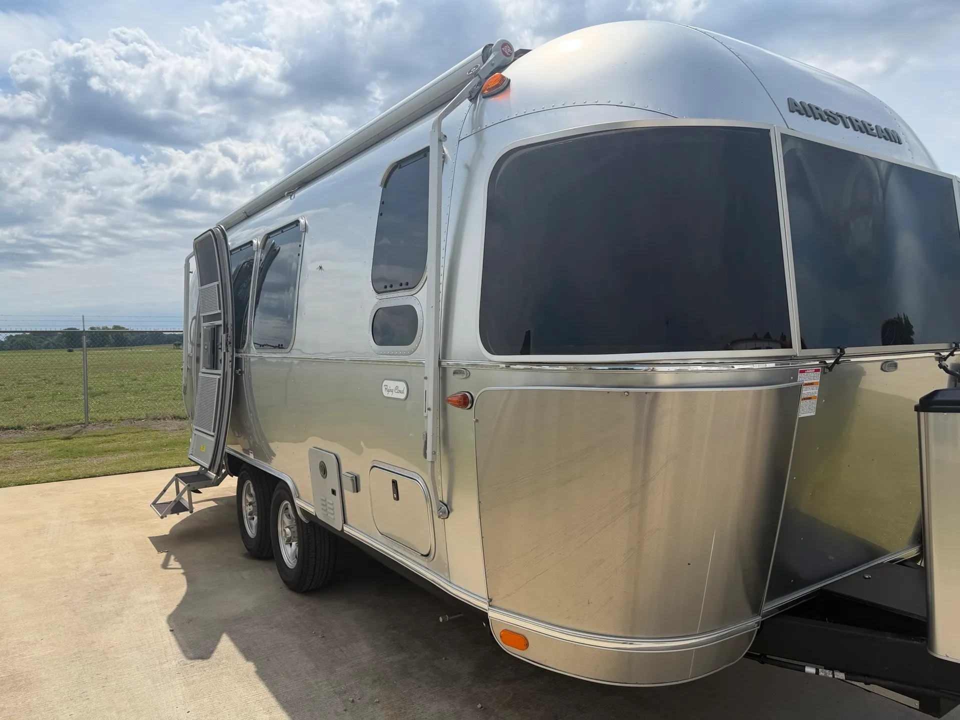 2024 Airstream Flying Cloud 23FB - Photo 2