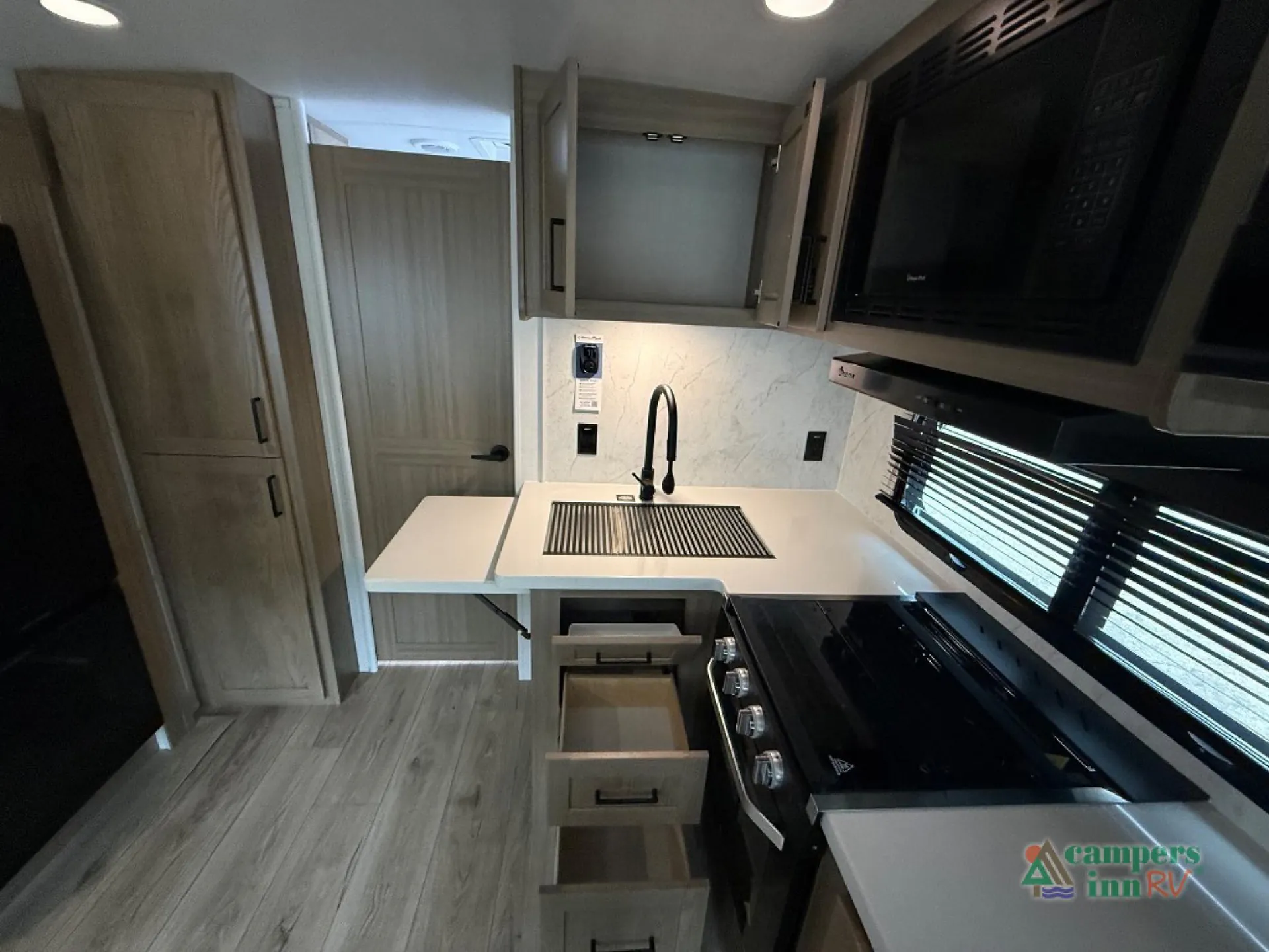 2027 Forest River Rockwood Ultra Lite 2618RD — Photo 6