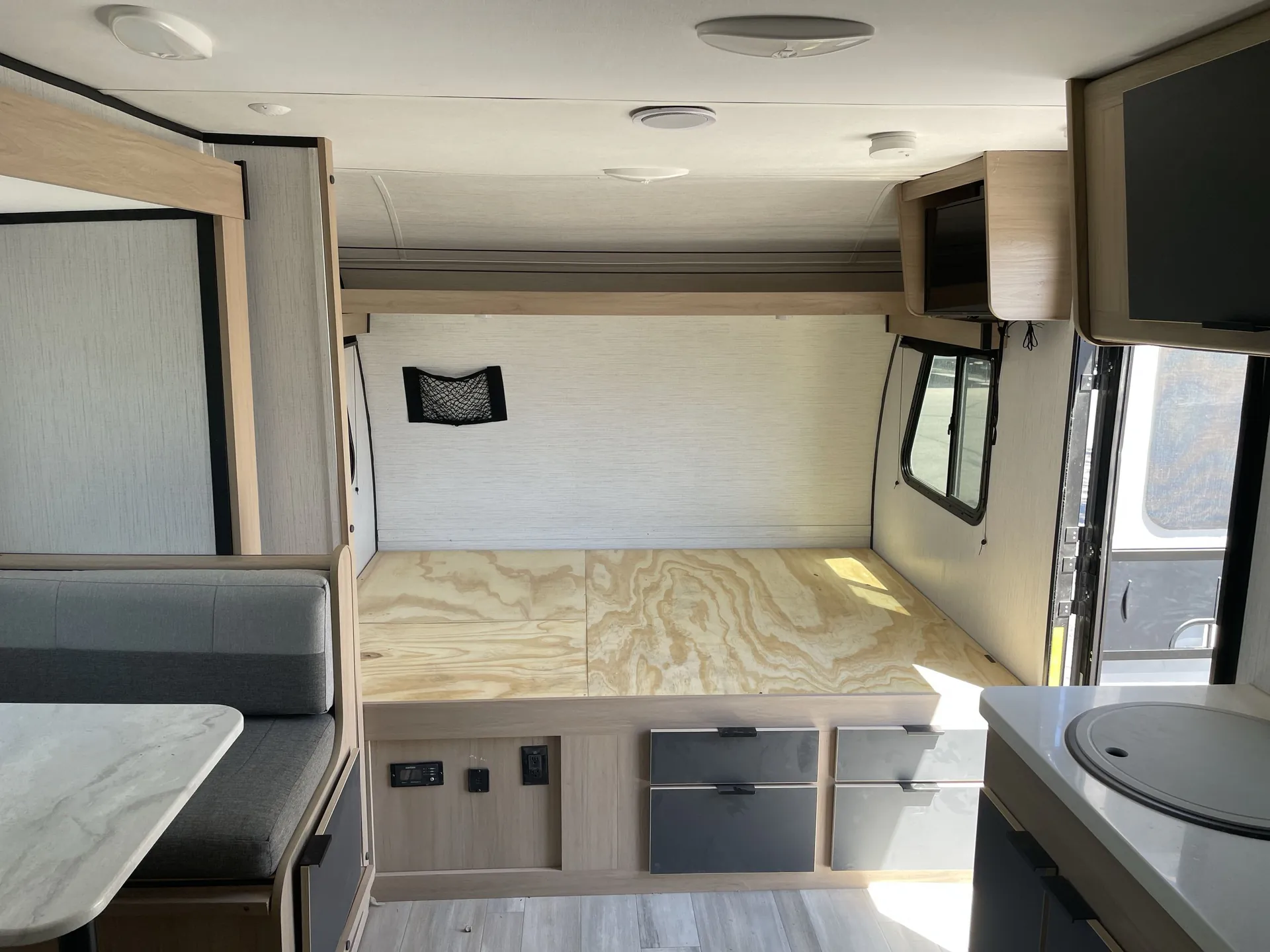 2022 Cruiser RV Hitch 18BHS — living area main