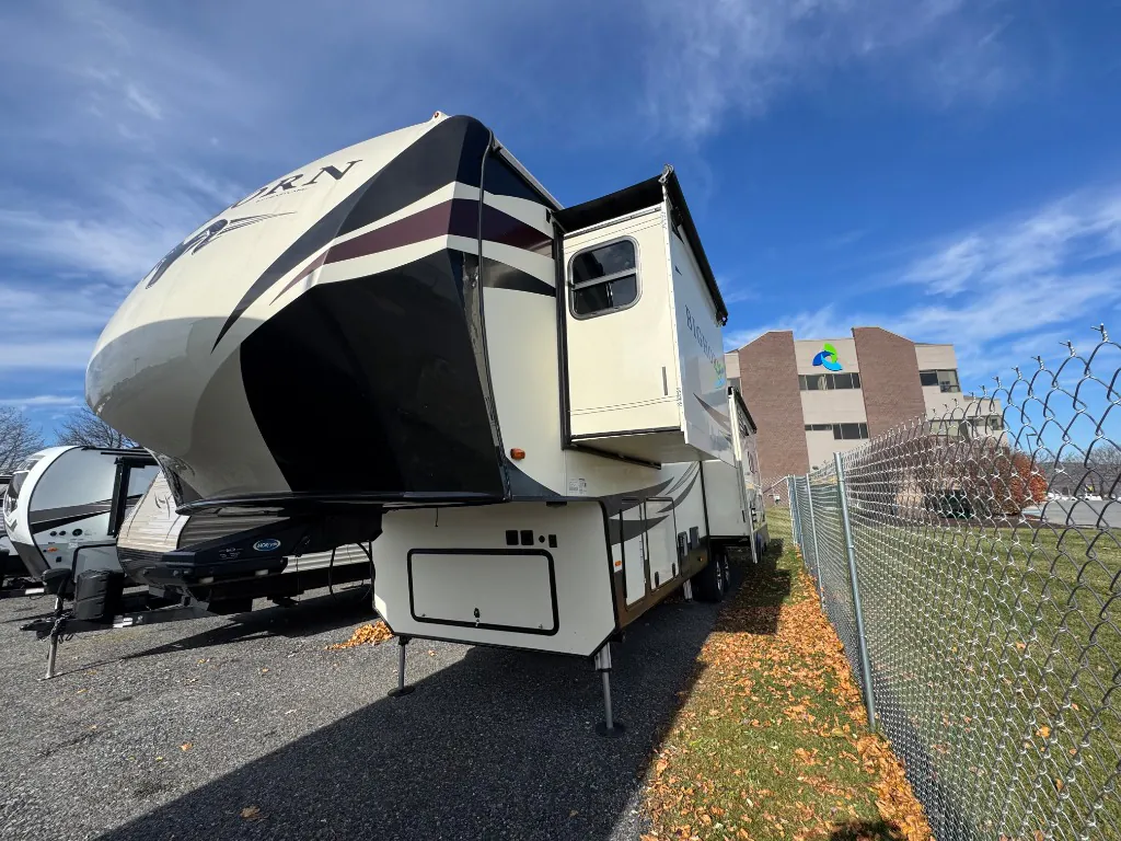 2017 Heartland Bighorn 3270RS - Photo 3