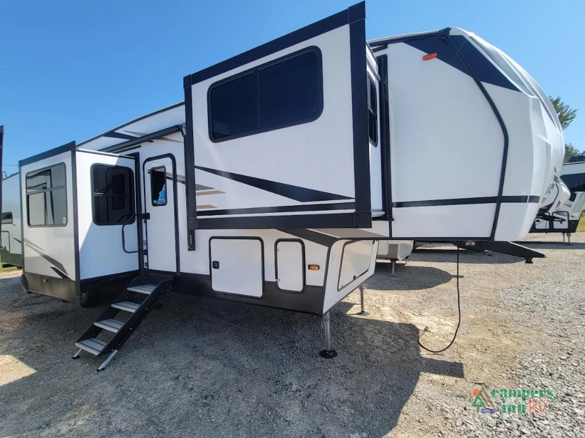 2026 Shasta RVs Phoenix 334FL - Photo 2
