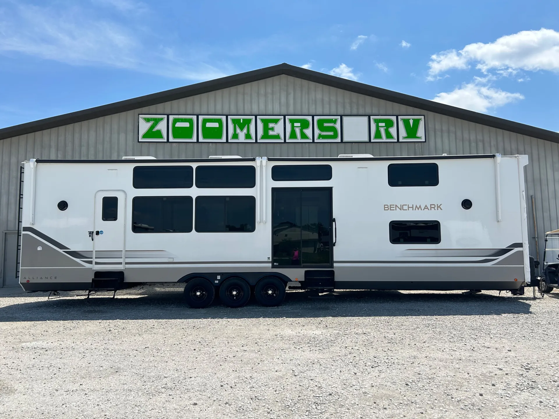 2025 Alliance RV Benchmark 44LFT - Photo 2