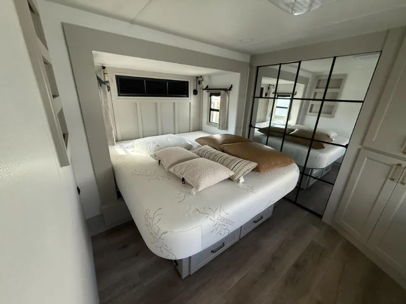 2025 Brinkley Model G 3950, Photos photo 10