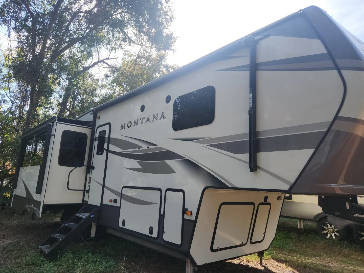 2020 Keystone Montana 3120RL - Photo 2