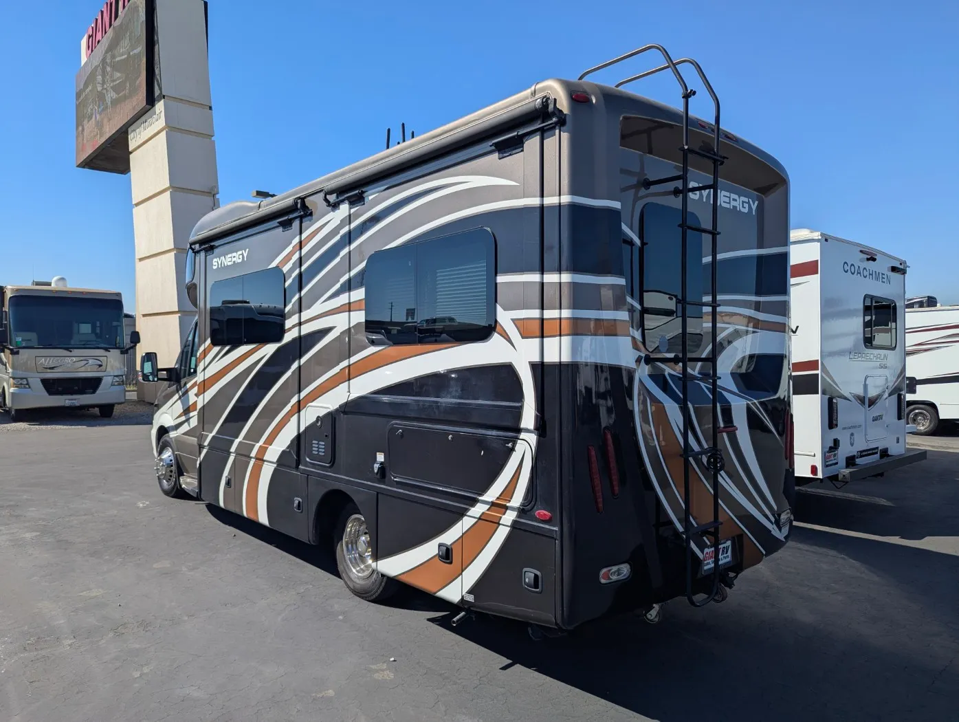 2018 Thor Motor Coach Synergy SD24 - Photo 4