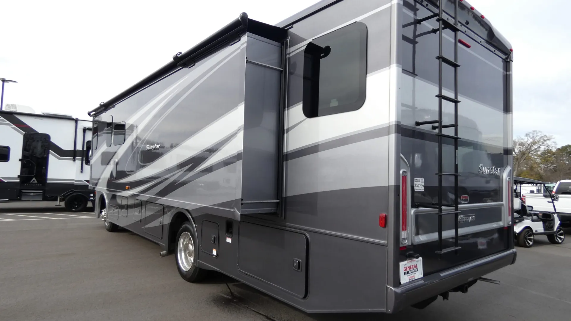 2025 Winnebago Sunstar 33K - Photo 4