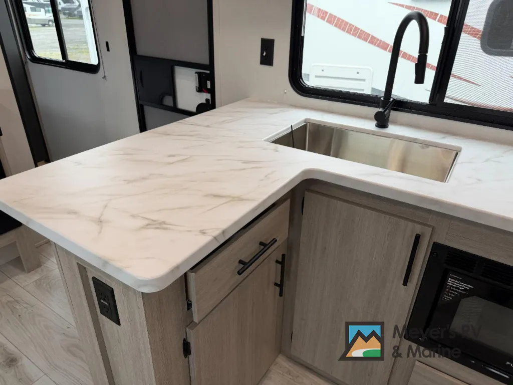 2027 East to West Della Terra 280BH, Photos photo 11