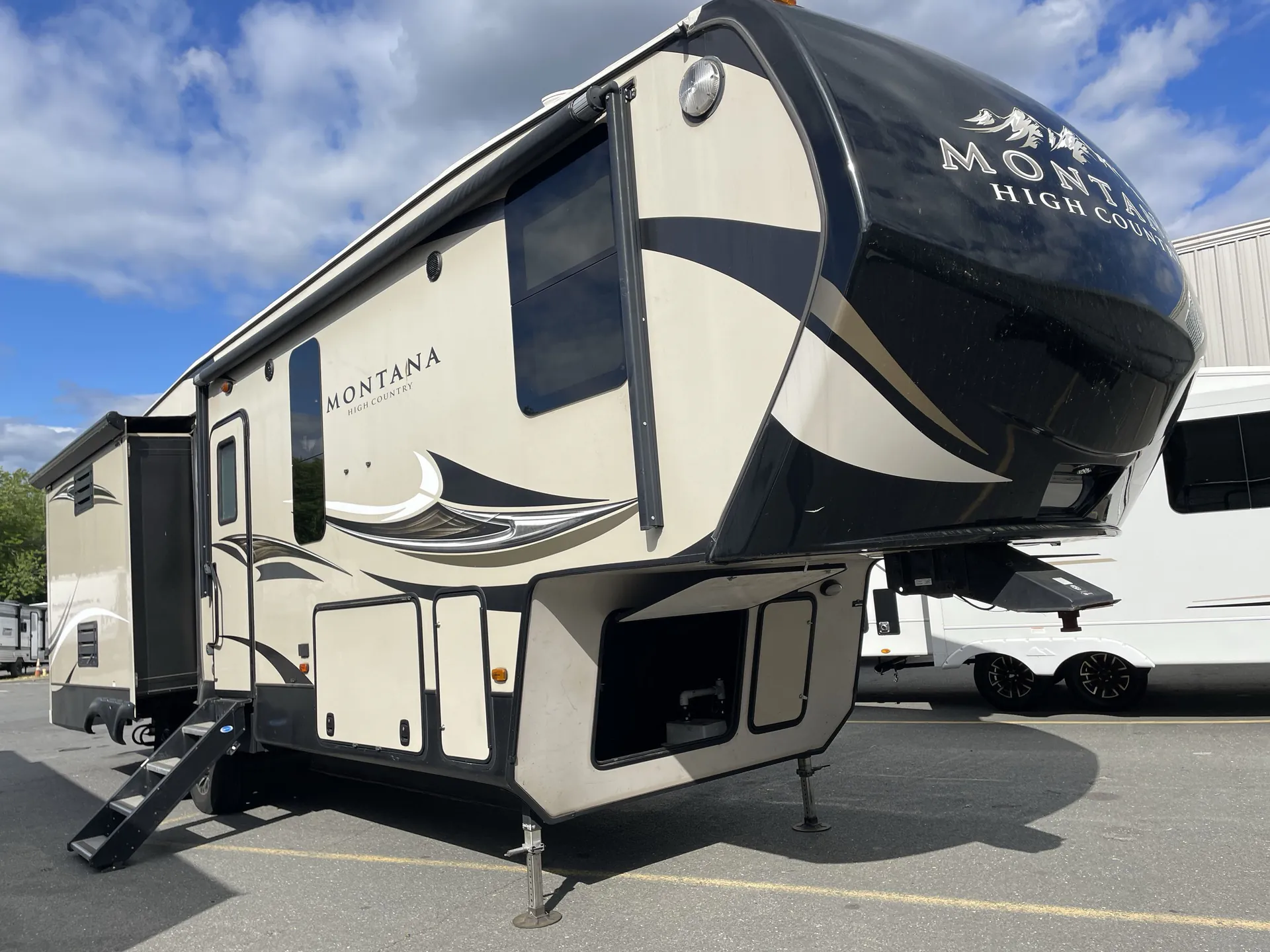 2017 Keystone Montana High Country 305RL - Photo 2