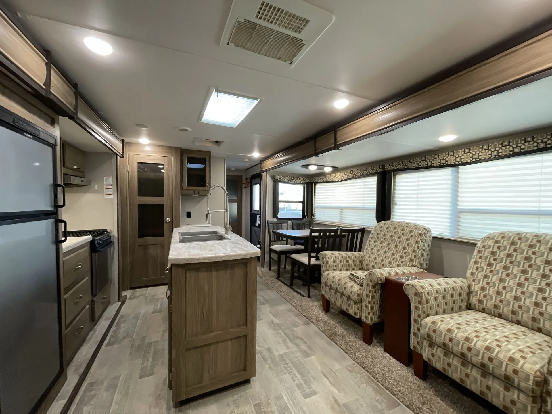 2019 dutchmen Atlas 3382BH — living area main