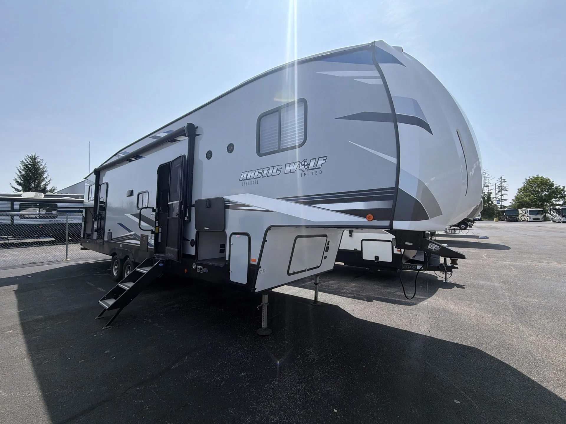 2022 Forest River Cherokee Arctic Wolf 321BH - Photo 2