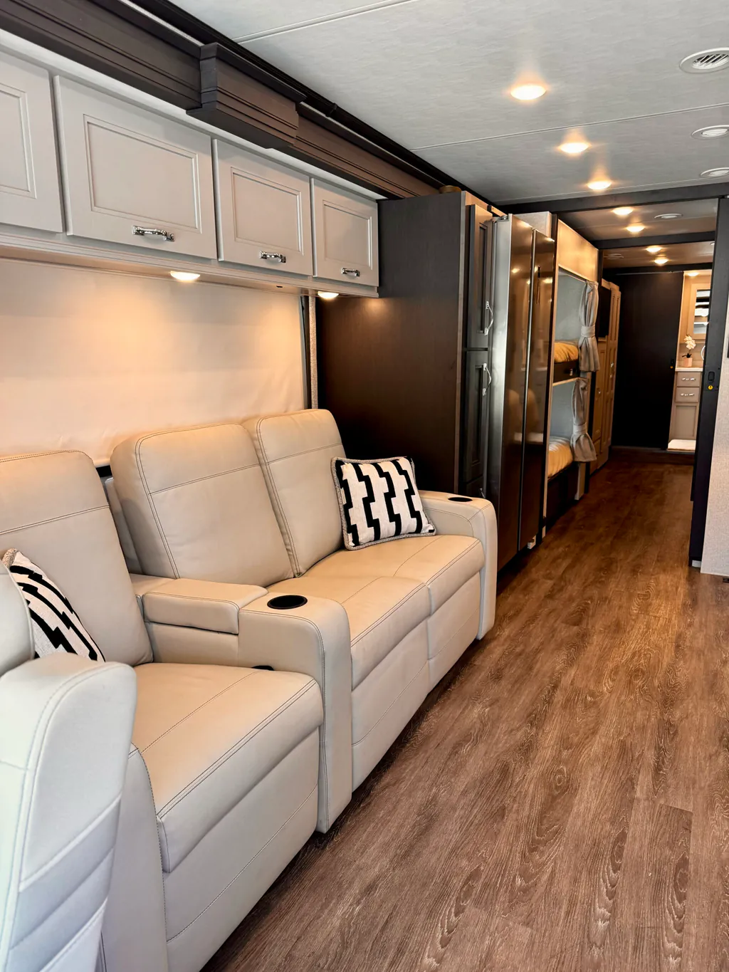 2024 Thor Motor Coach Riviera 39BH, Photos photo 7