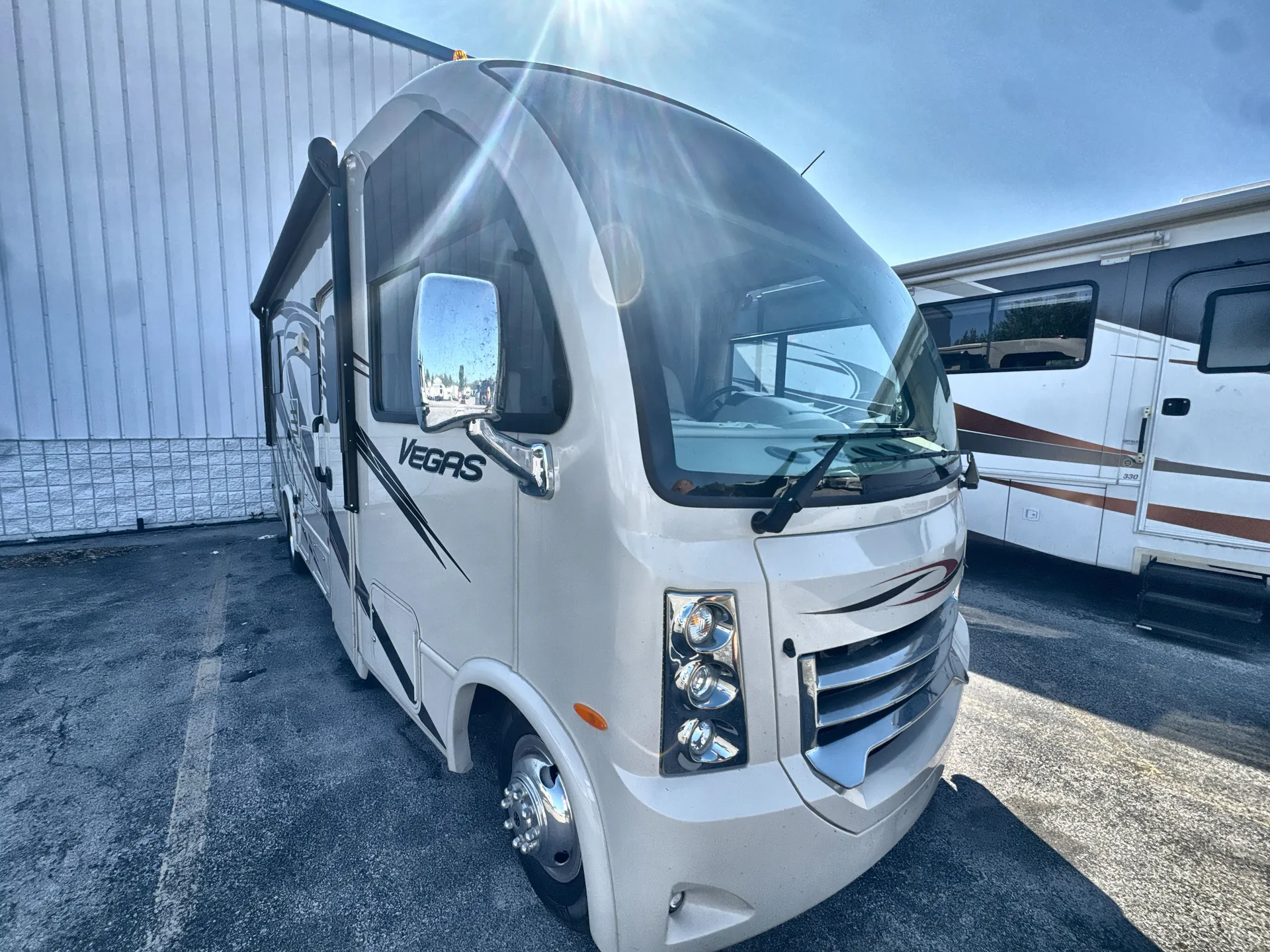 2015 Thor Motor Coach Vegas 24.1 - Photo 2