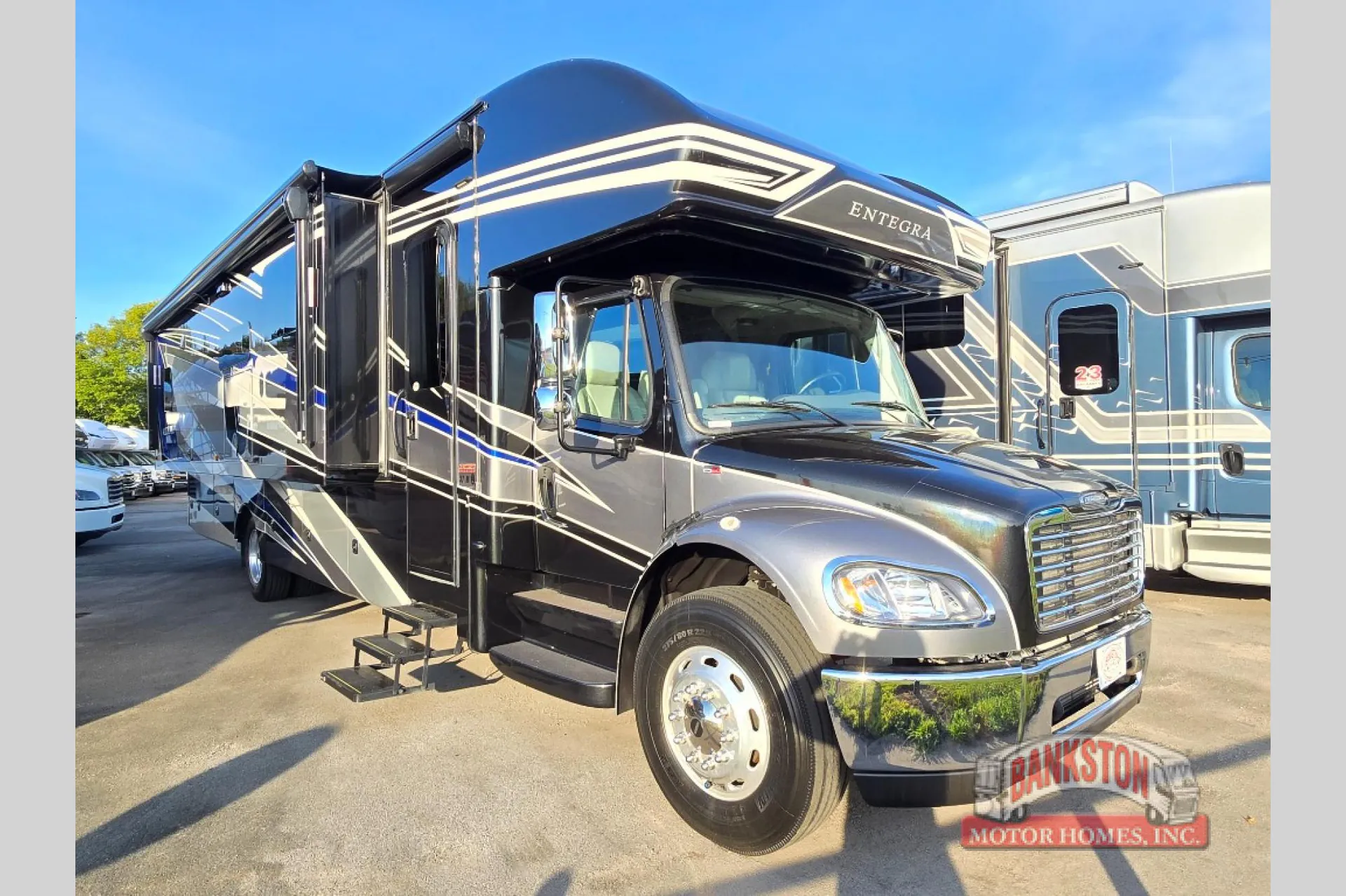 2022 Entegra Coach Accolade 37M - Photo 2