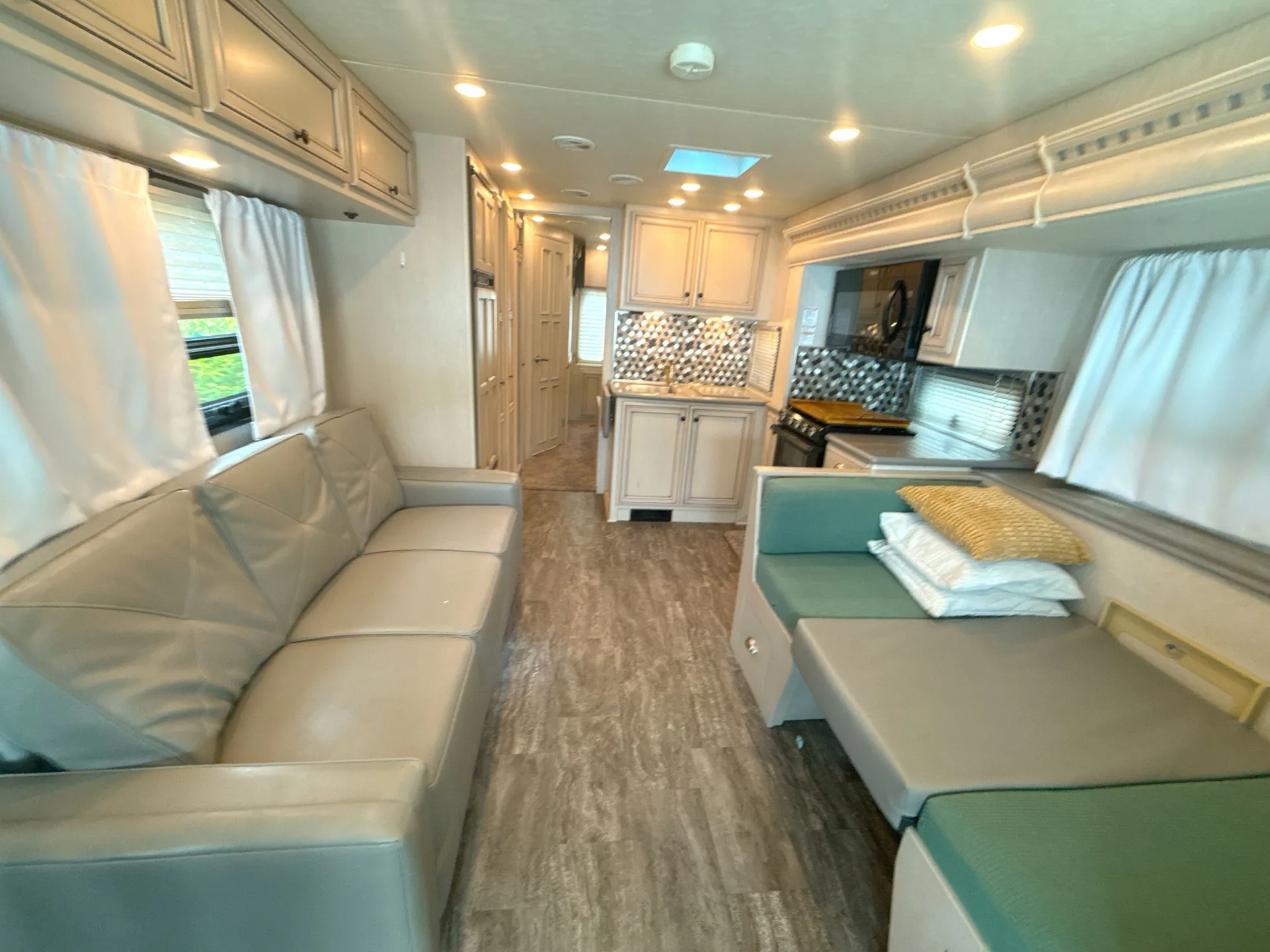 2021 Newmar Bay Star Sport 2813 — living area main