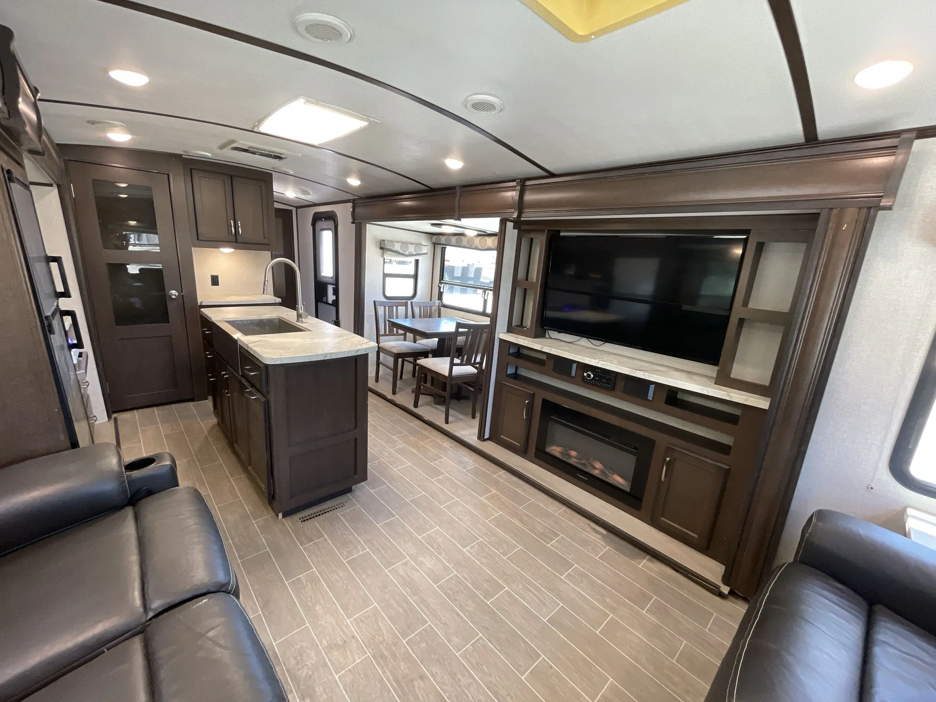 2020 Dutchmen Atlas 3302RL — living area main