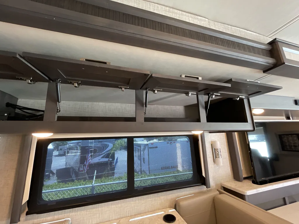 2023 Thor Motor Coach Challenger 35MQ, Photos photo 12