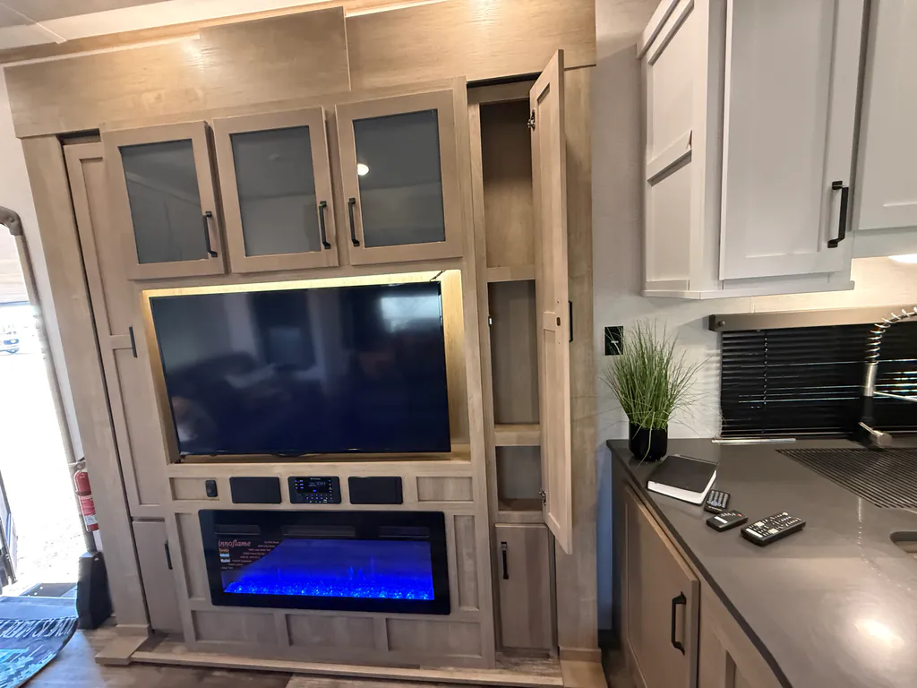 2022 Keystone Raptor 423, Photos photo 23