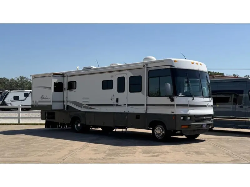 2002 Winnebago Adventurer 32V - Photo 2