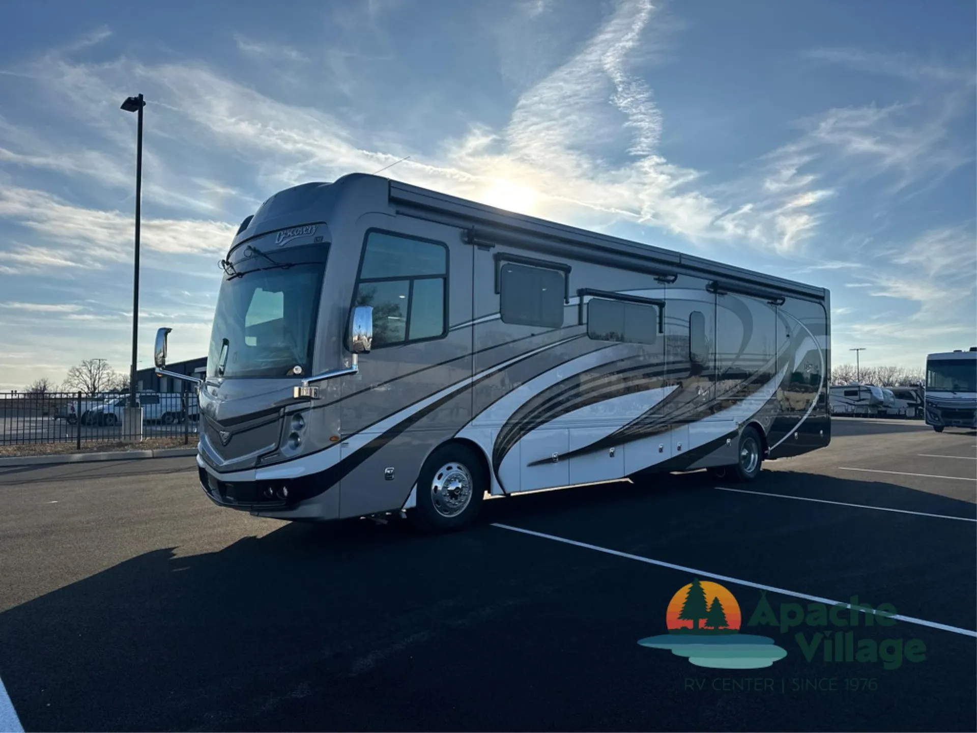 2024 Fleetwood Discovery LXE 40M - Photo 2