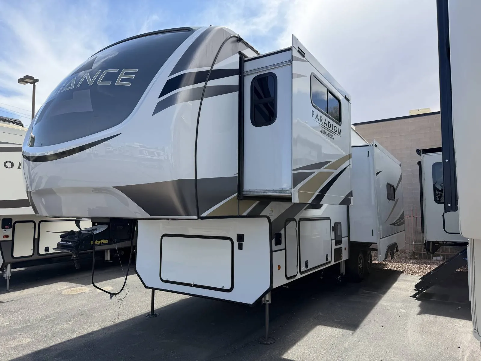 2021 Alliance RV Paradigm 310RL - Photo 3
