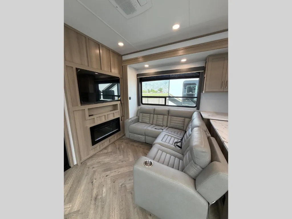 2026 Keystone Raptor 420, Photos photo 8