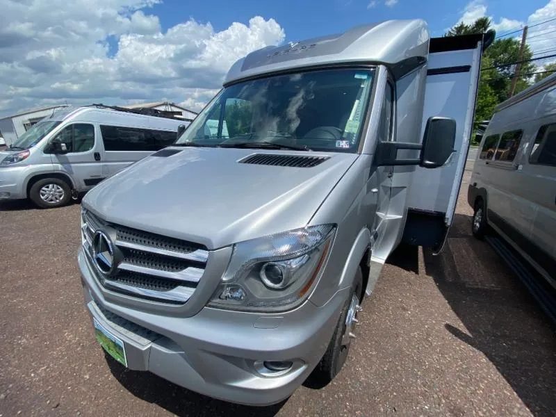 2019 Leisure Travel Unity U24MB - Photo 2