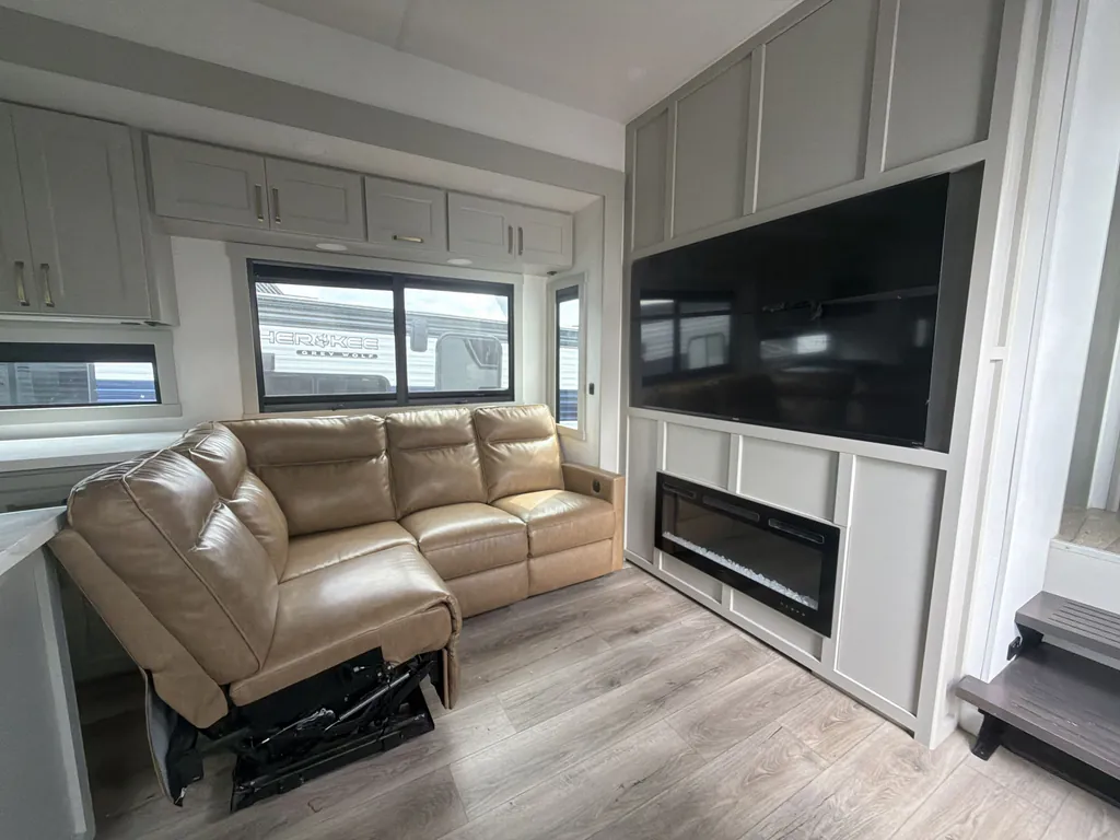 2025 Brinkley Model G 3950, Photos photo 13