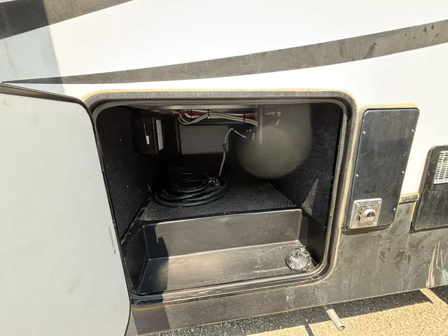 2018 Dutchmen Voltage Triton 3551, Photos photo 9