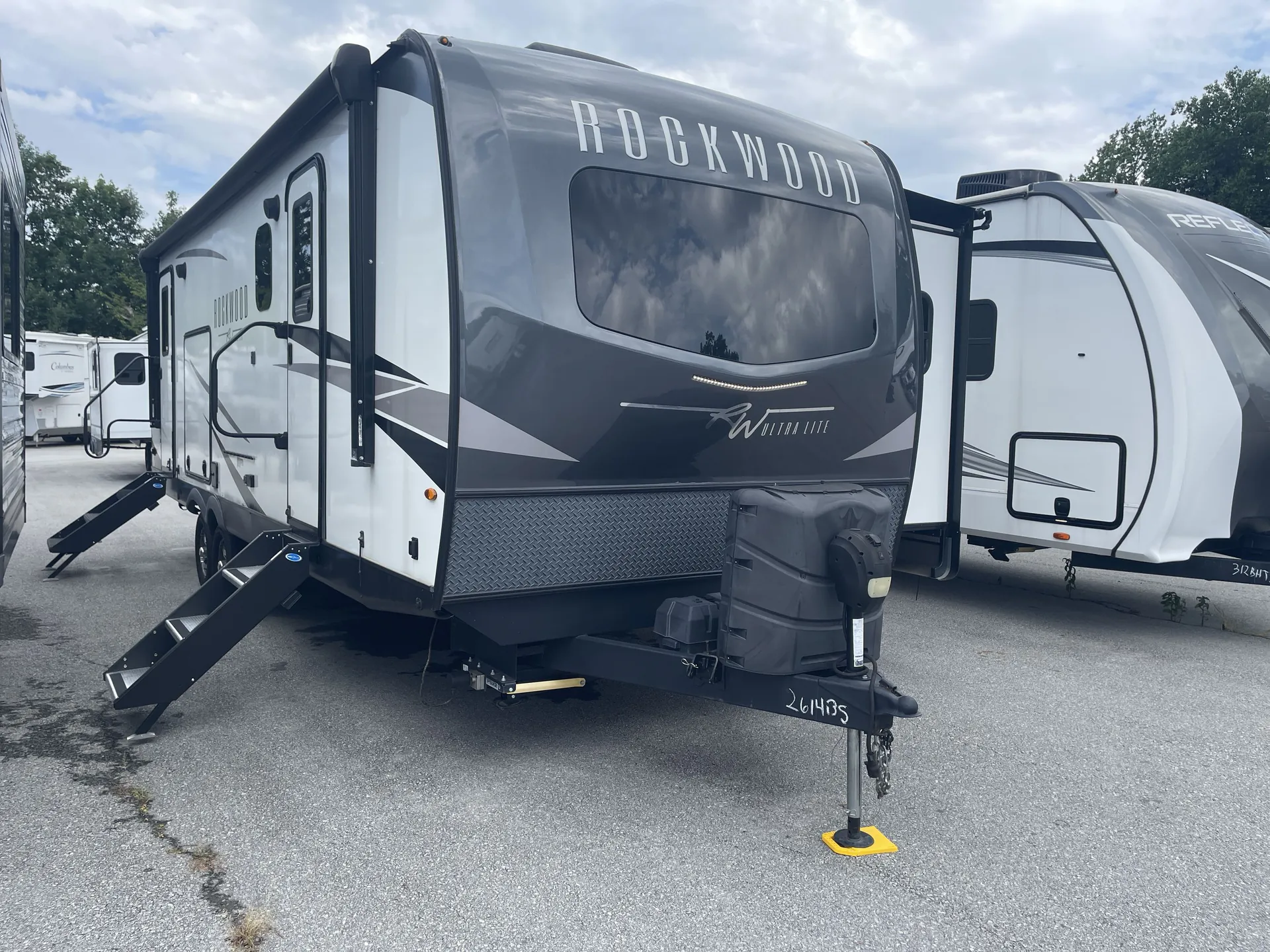2023 Forest River Rockwood Ultra Lite 2614BS — campside