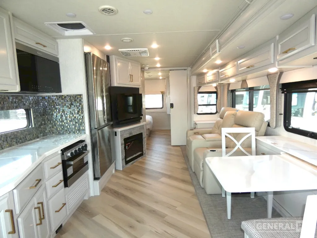 2026 Fleetwood Bounder 33C - Photo 3