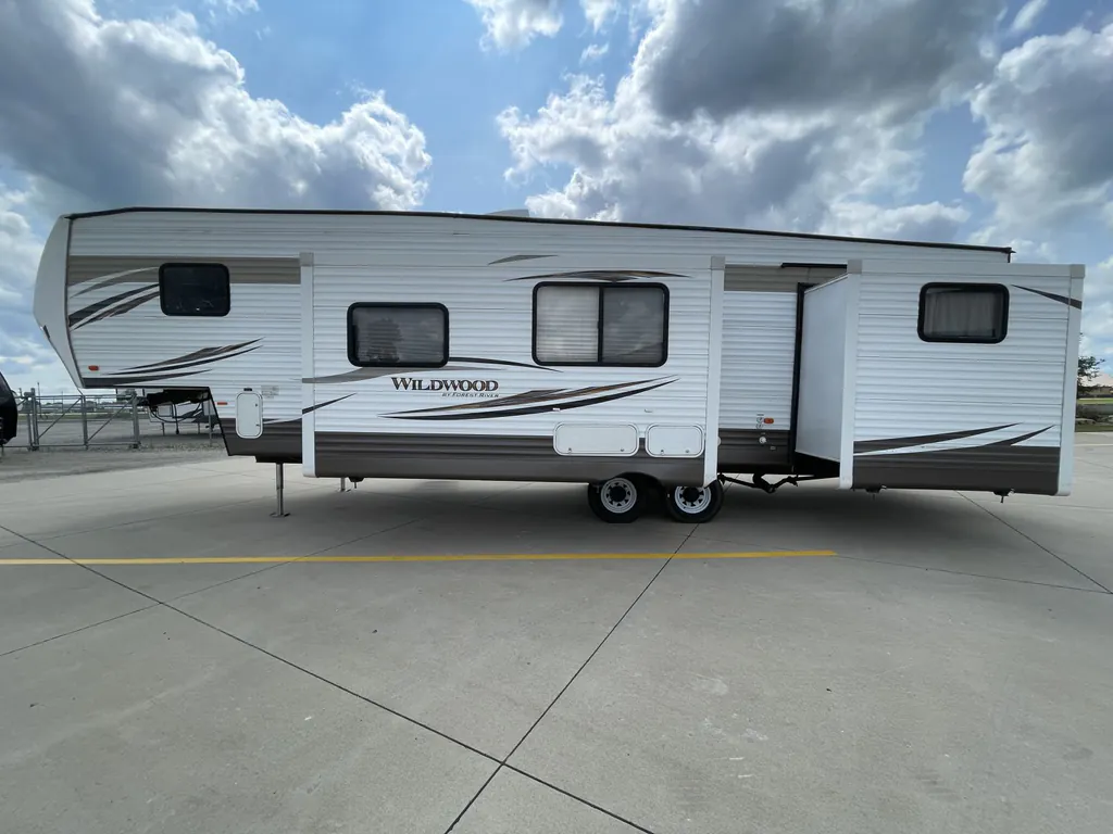 2017 Forest River Wildwood 33BHOK, Photos photo 4