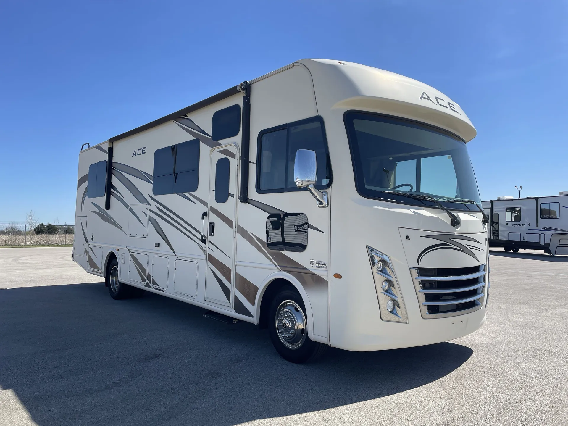 2019 Thor Motor Coach Ace 30.4 - Photo 2