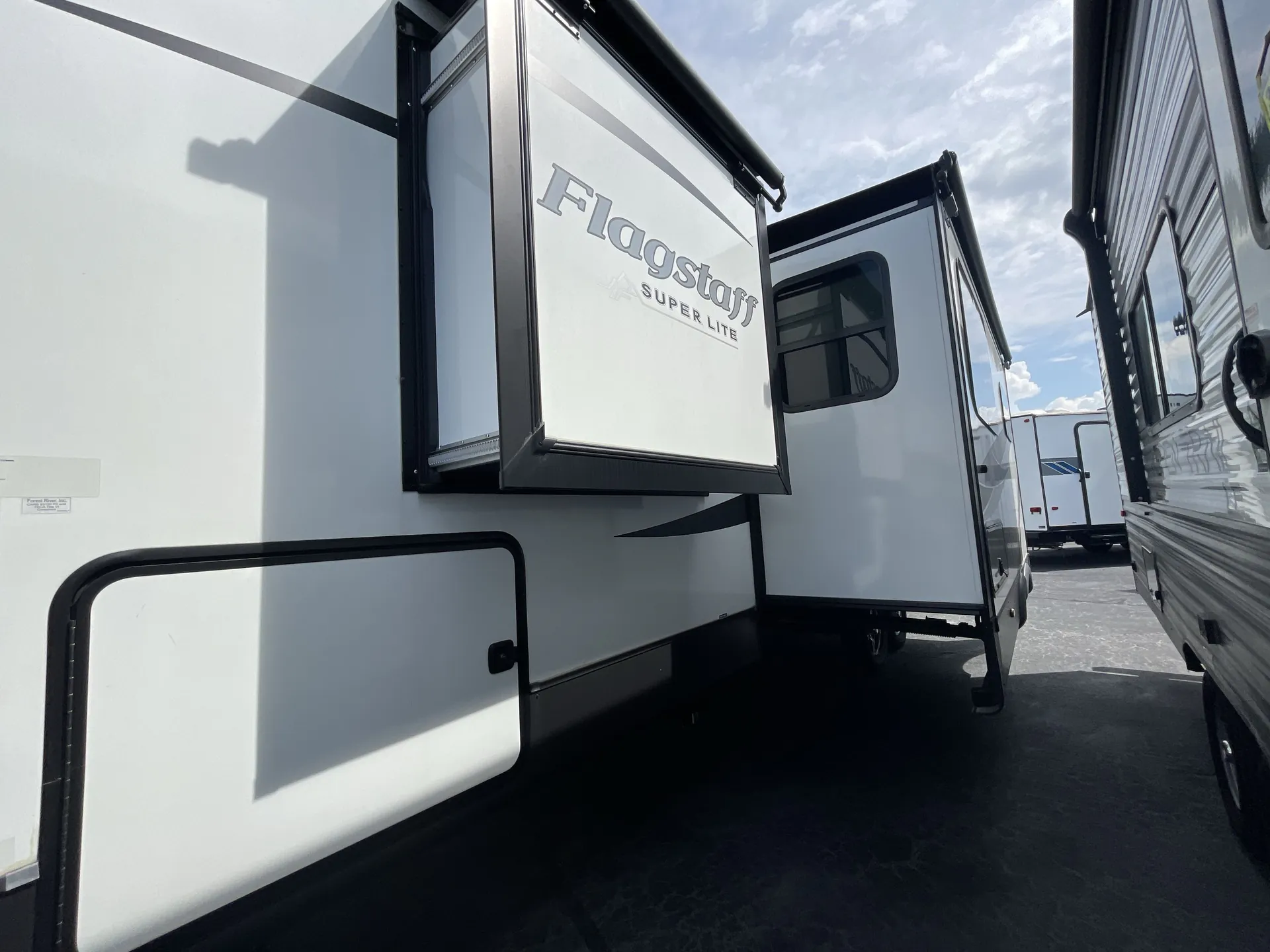 2023 Forest River Flagstaff Super Lite 27BHWS — off campside