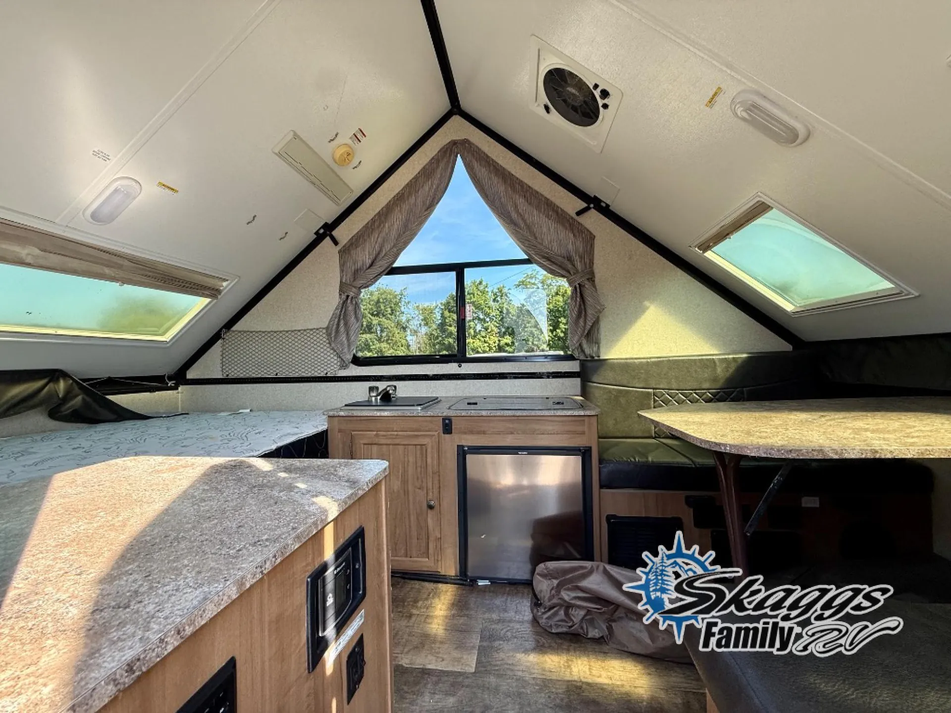 2019 Forest River Rockwood Hard Side Series A122 - Photo 3