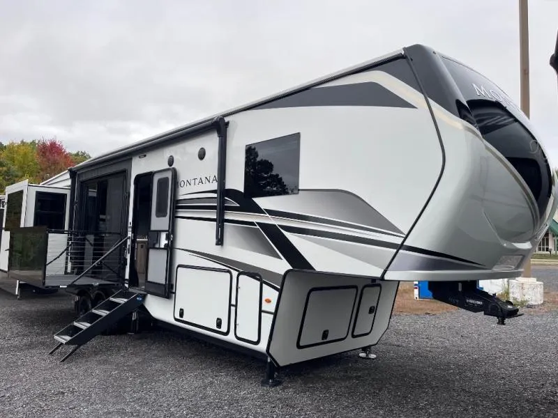 2025 Keystone Montana 3532SP - Photo 2