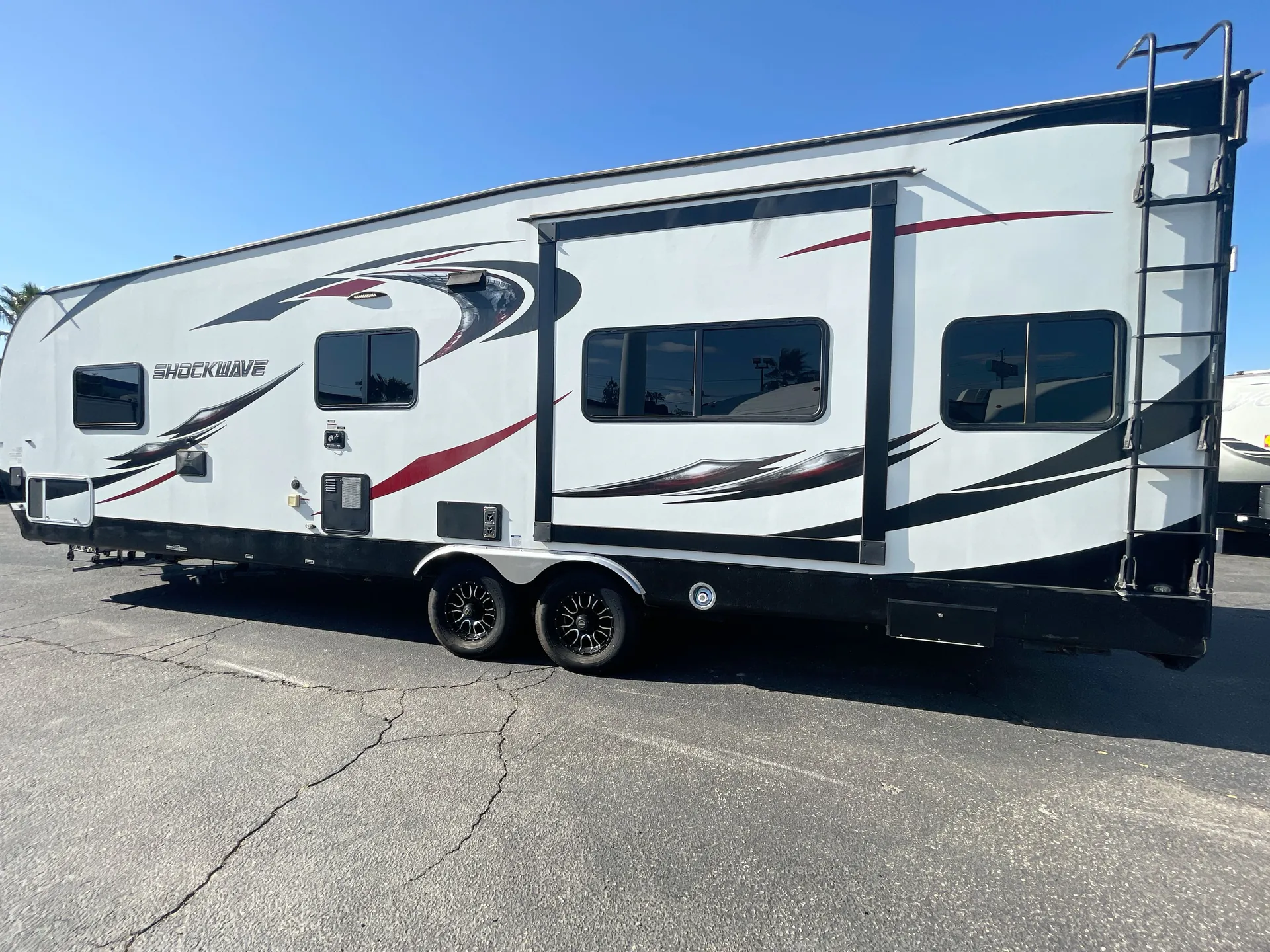 2018 Forest River Shockwave 27RQGDX — off campside
