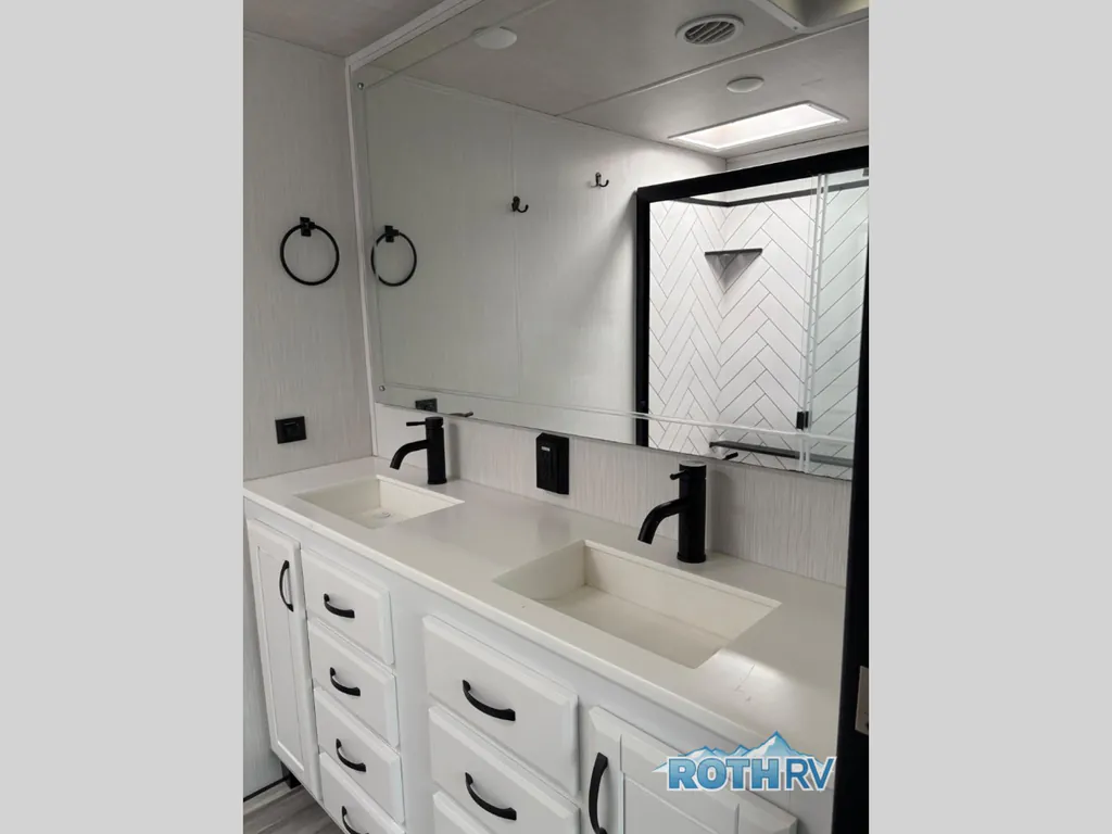 2022 Forest River Cedar Creek Champagne Edition 38EL, Photos photo 17