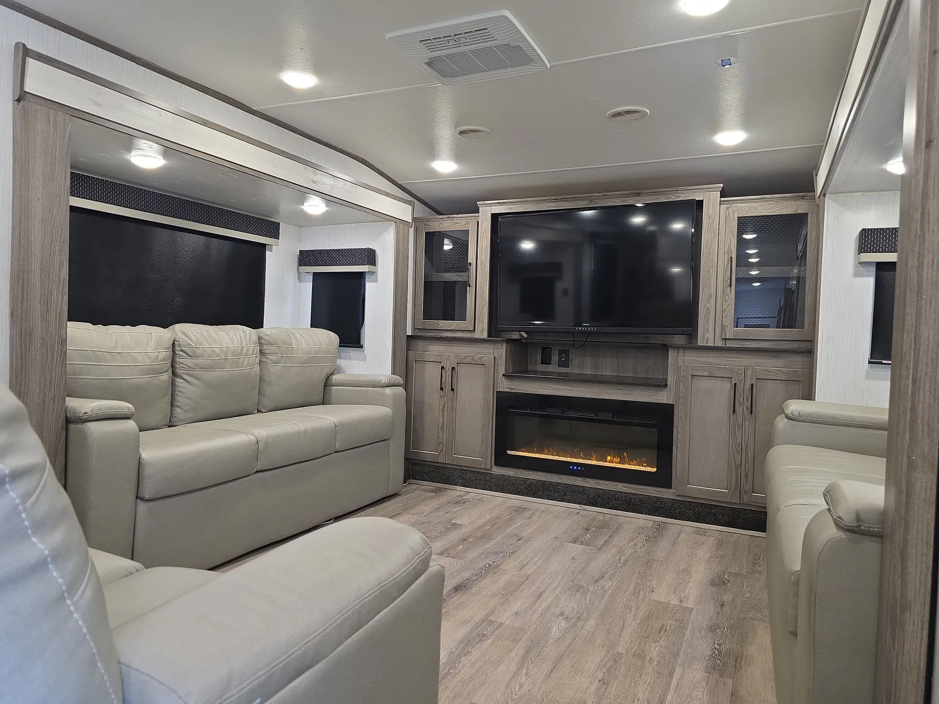 2022 Heartland Elkridge 38FLIK — living area main