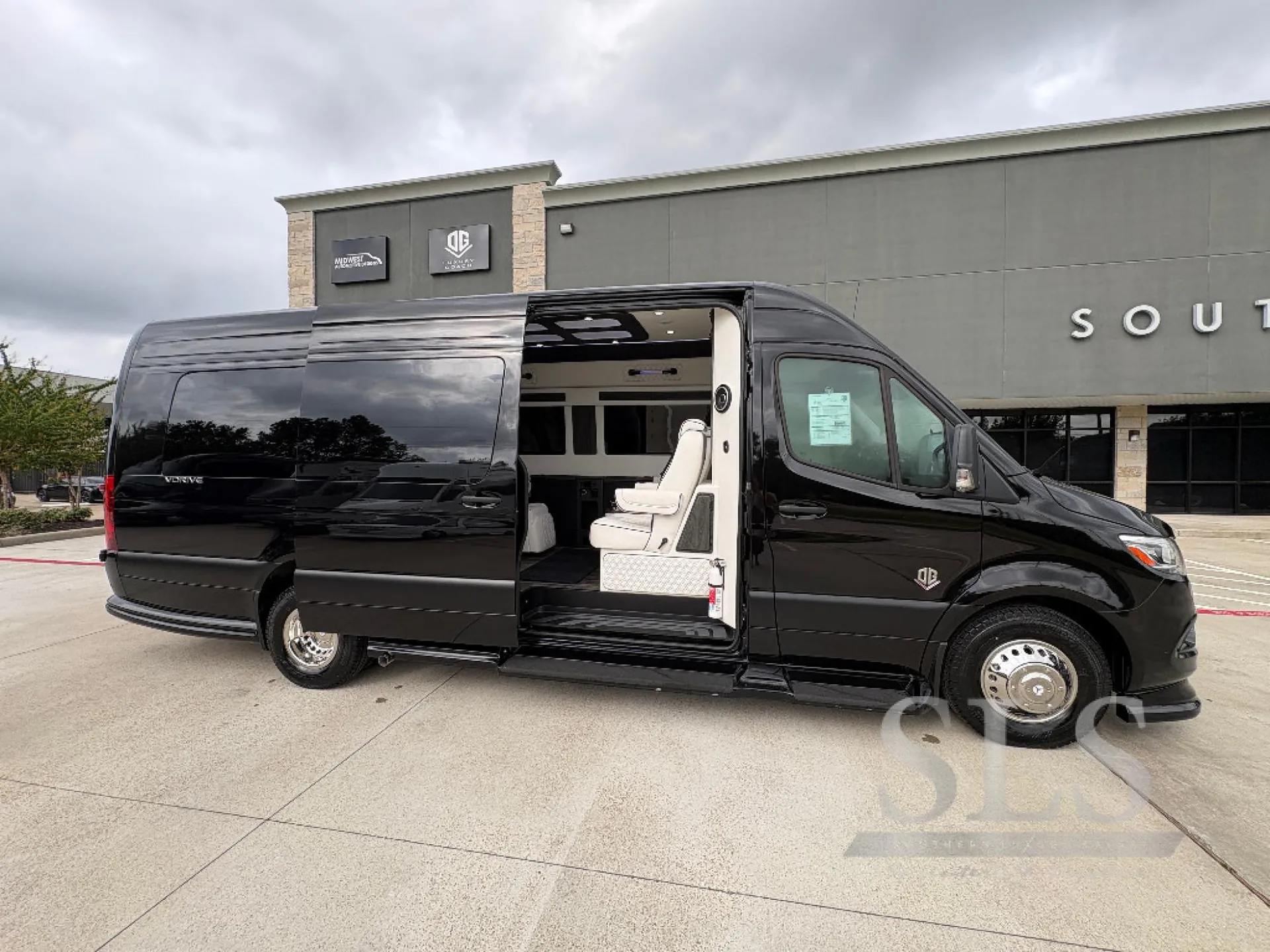 2027 OGV Luxury Coach V-Drive 10RJ - Photo 4