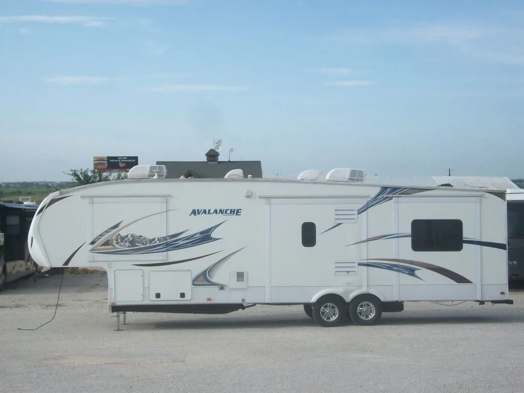2011 Keystone Avalanche 330RE - Photo 4
