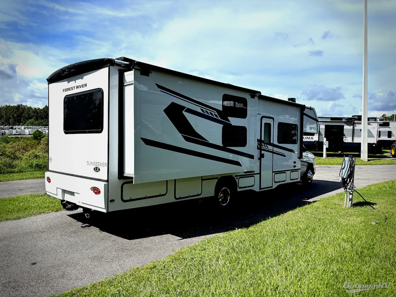 2027 Forest River Sunseeker LE 3250DSLE - Photo 3