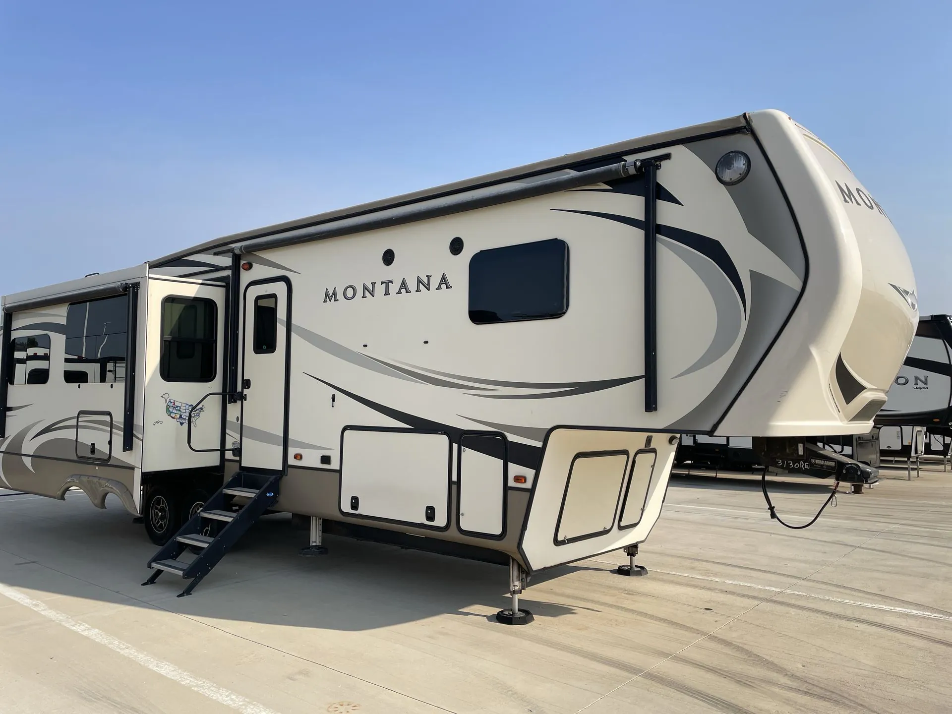2018 Keystone Montana 3130RE - Photo 2