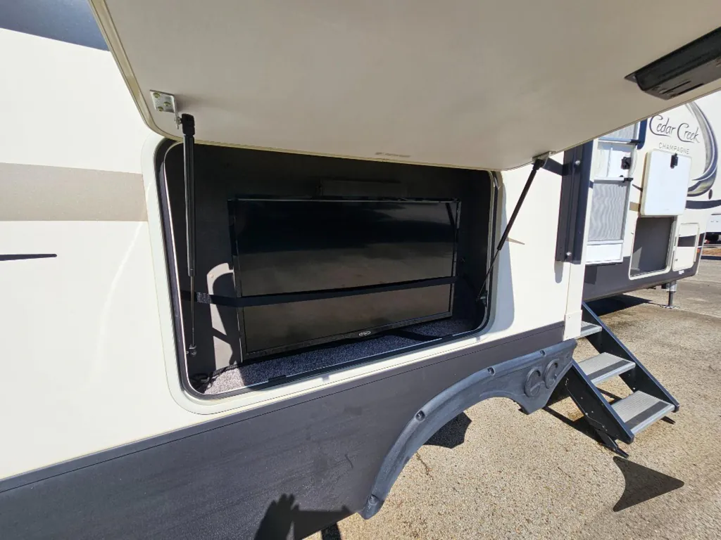 2020 Forest River Cedar Creek Champagne Edition 38EL, Photos photo 17