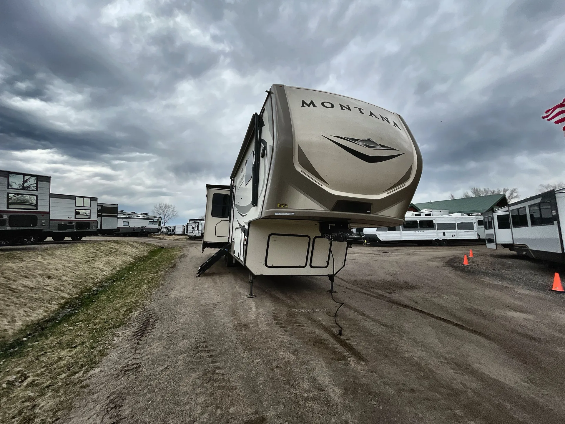 2019 Keystone Montana 3560RL - Photo 2