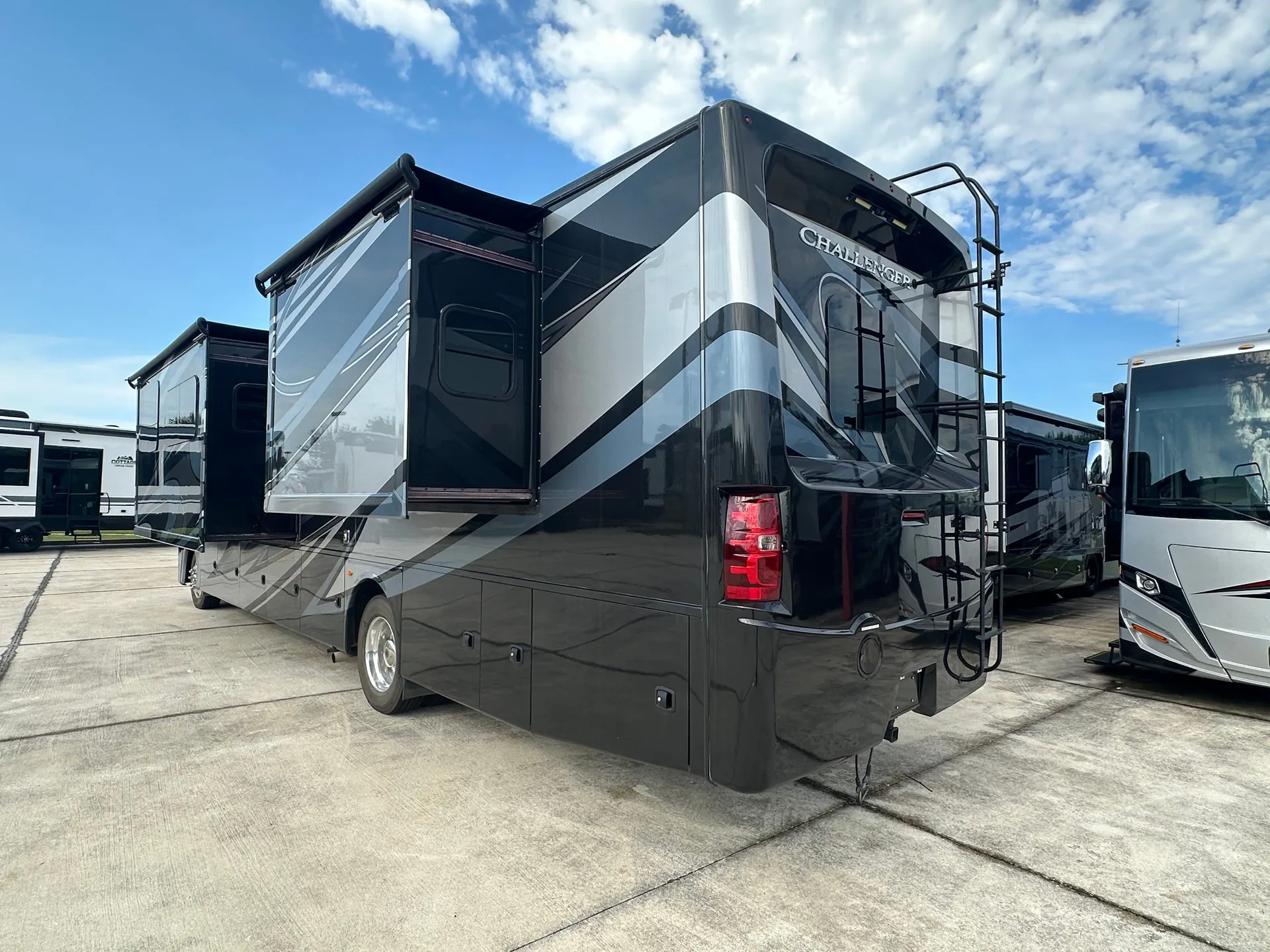 2021 Thor Motor Coach Challenger 37FH - Photo 4