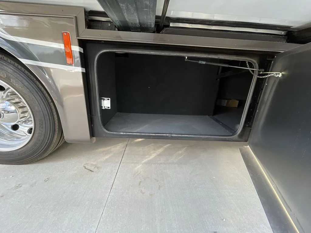 2025 Tiffin Byway 33 FL - Photo 3