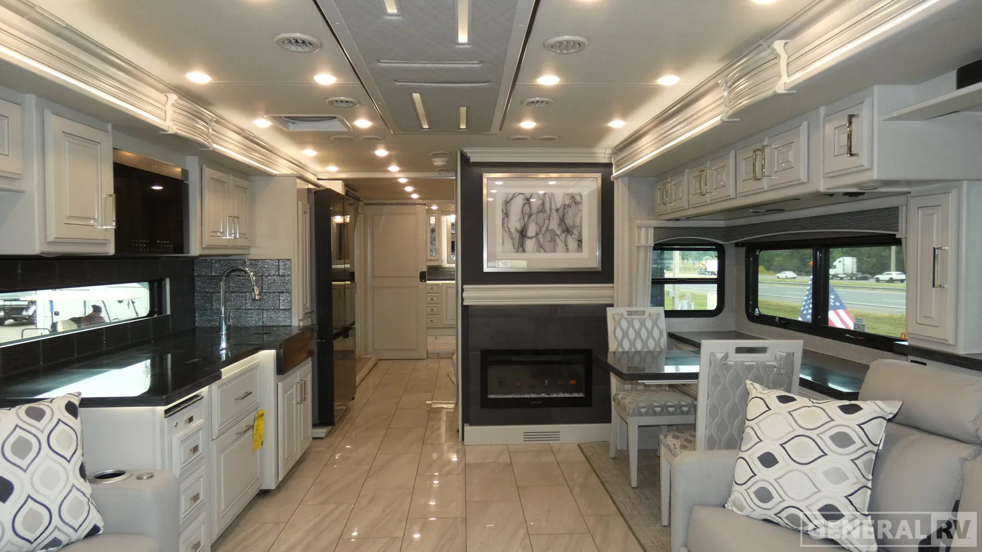 2026 Fleetwood Discovery LXE 40M - Photo 3