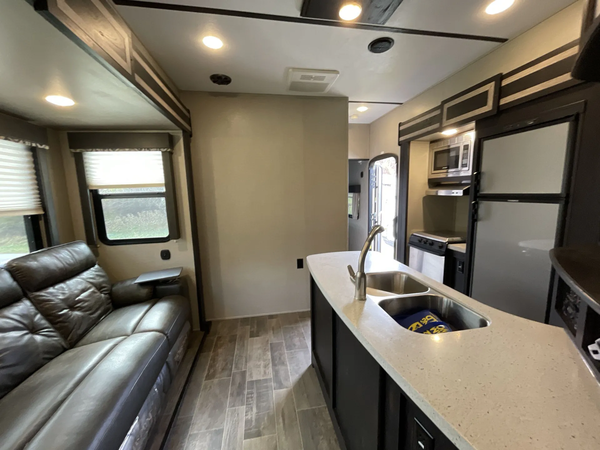 2018 Keystone Impact 332 — living area main